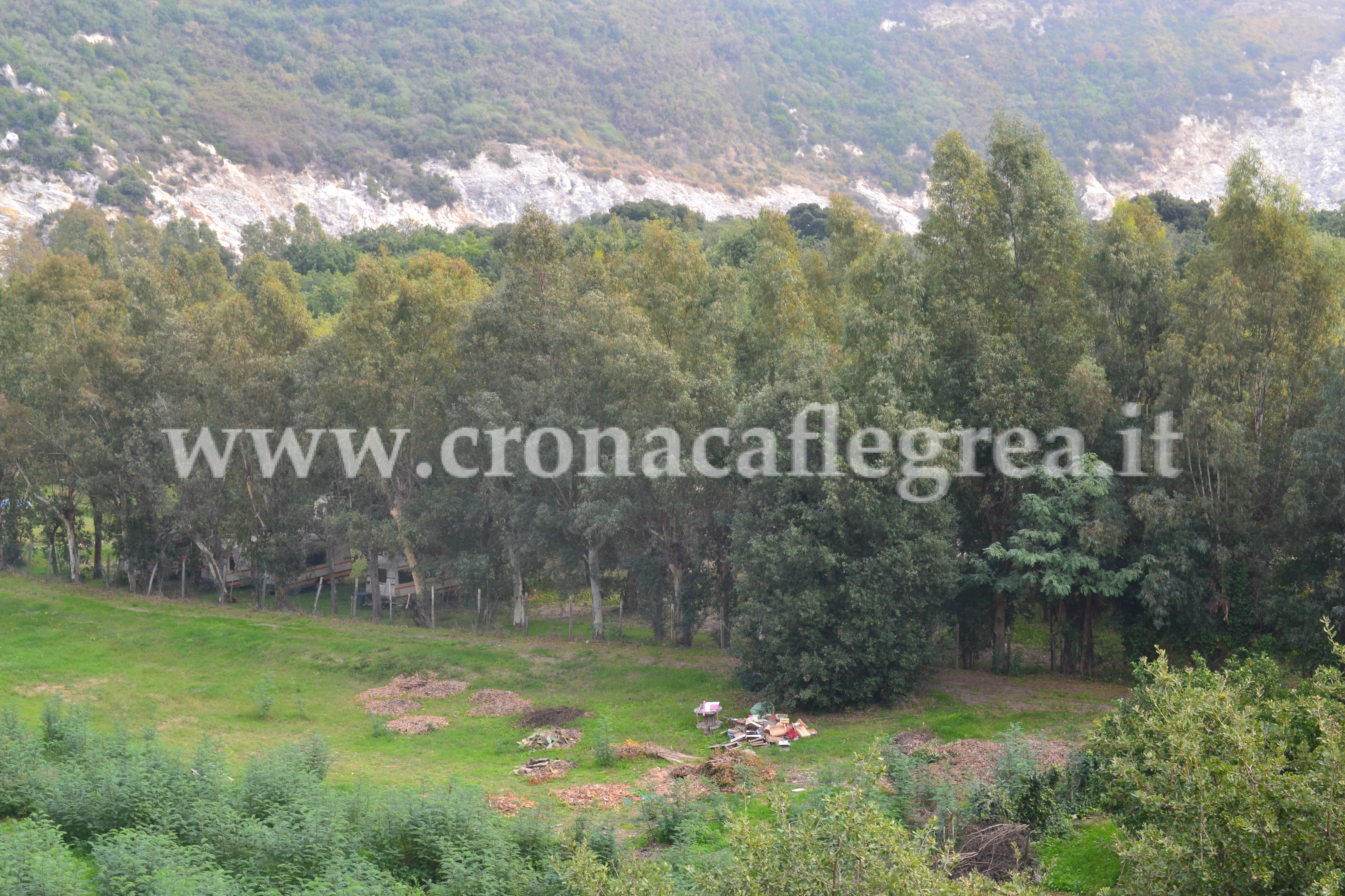 FOTONOTIZIA/ Catasta di rifiuti sulla Solfatara, si teme rischio incendio