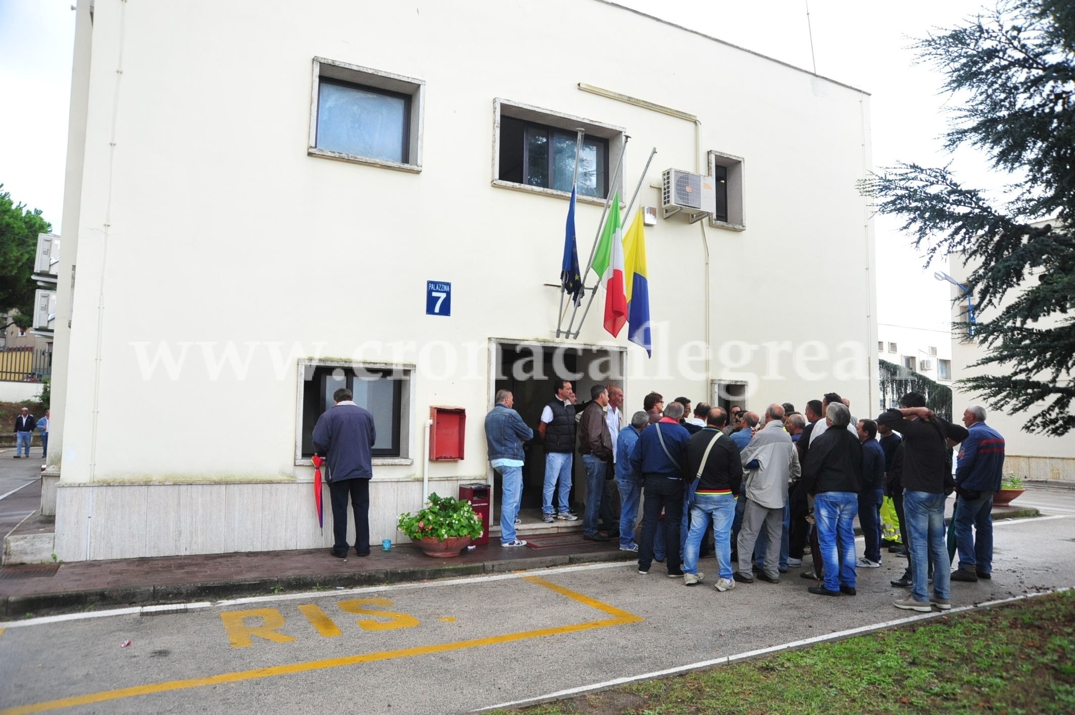 POZZUOLI/ Lsu, protesta al Comune contro i tagli allo stipendio