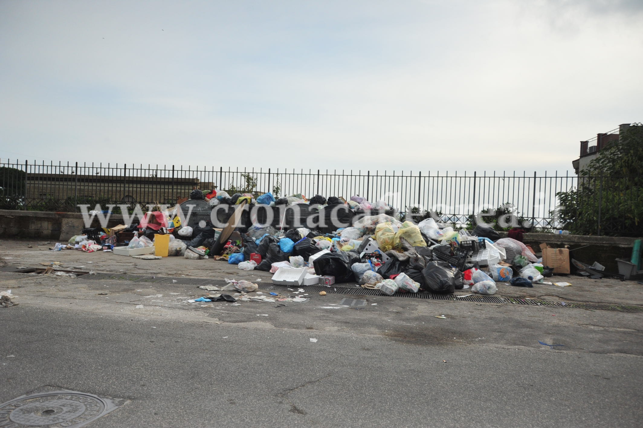 FOTONOTIZIA/ Pozzuoli, un’autentica discarica all’ingresso del cimitero