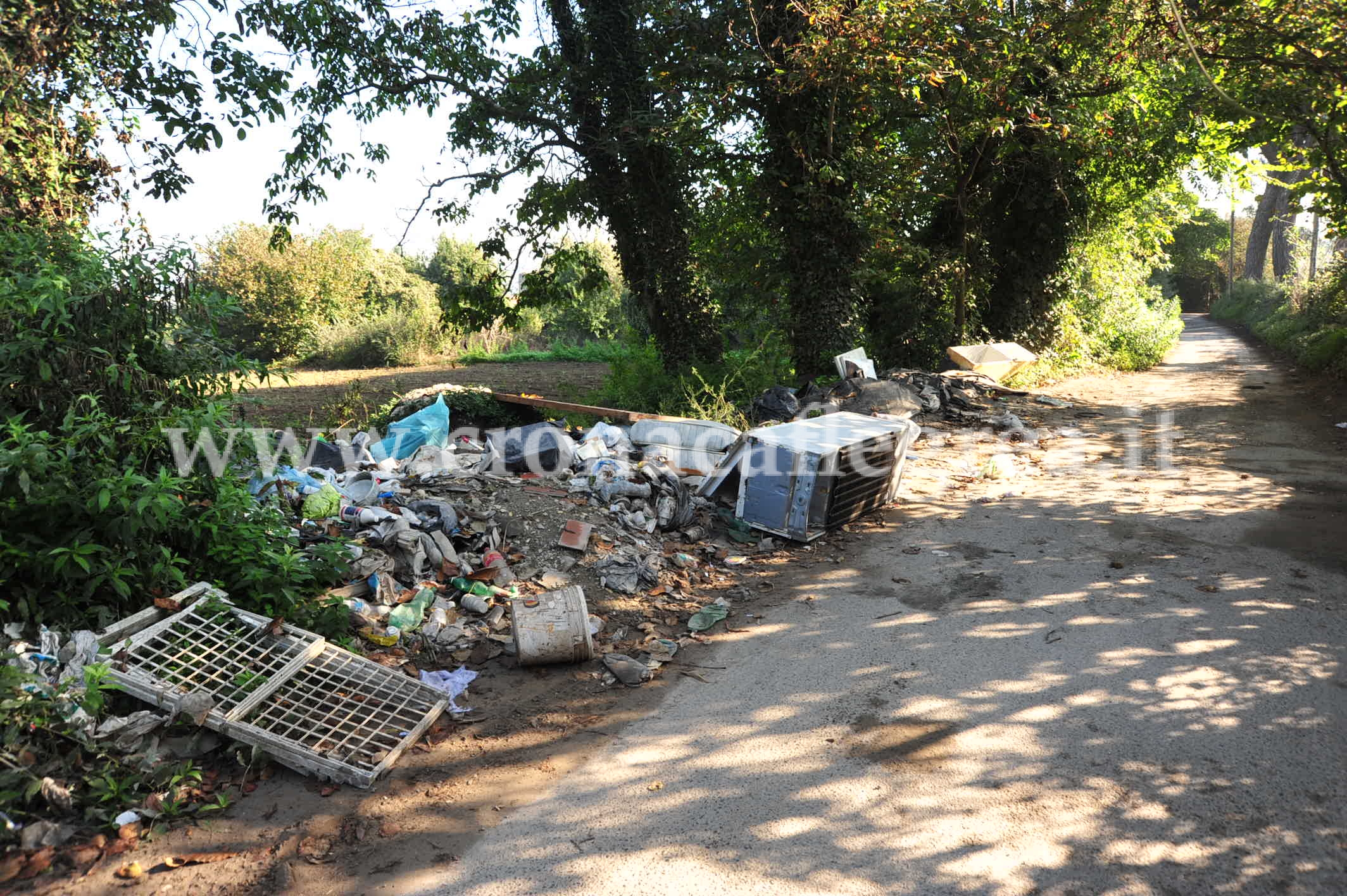 FOTODENUNCIA/ Pozzuoli, via Grotta del Sole sempre più terra di nessuno