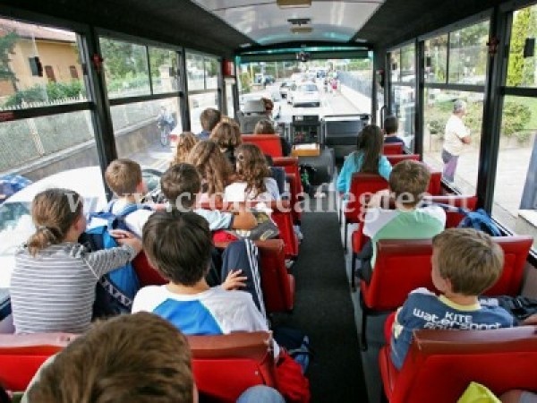 POZZUOLI-QUARTO/ Trasportavano bambini su mezzi senza revisione e assicurazione: fermati in quattro