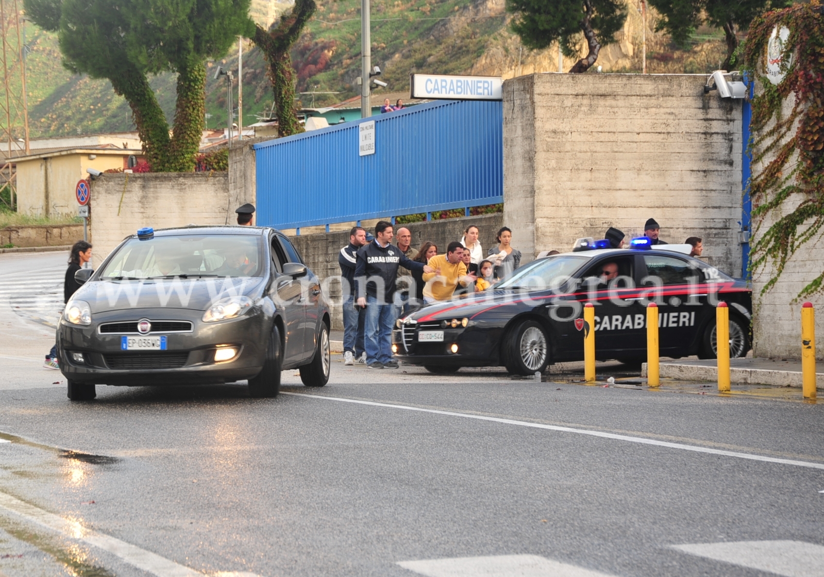 Le auto dei carabinieri all'uscita dalla Caserma di Arco Felice