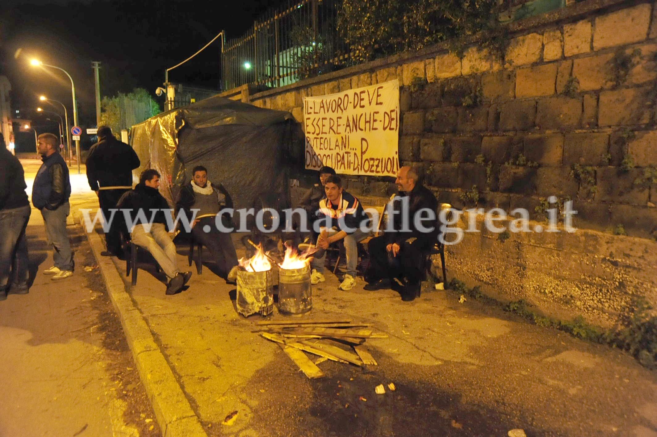 POZZUOLI/ Disoccupati, ancora proteste al Comune. In dieci dormiranno fuori ai cancelli – LE FOTO