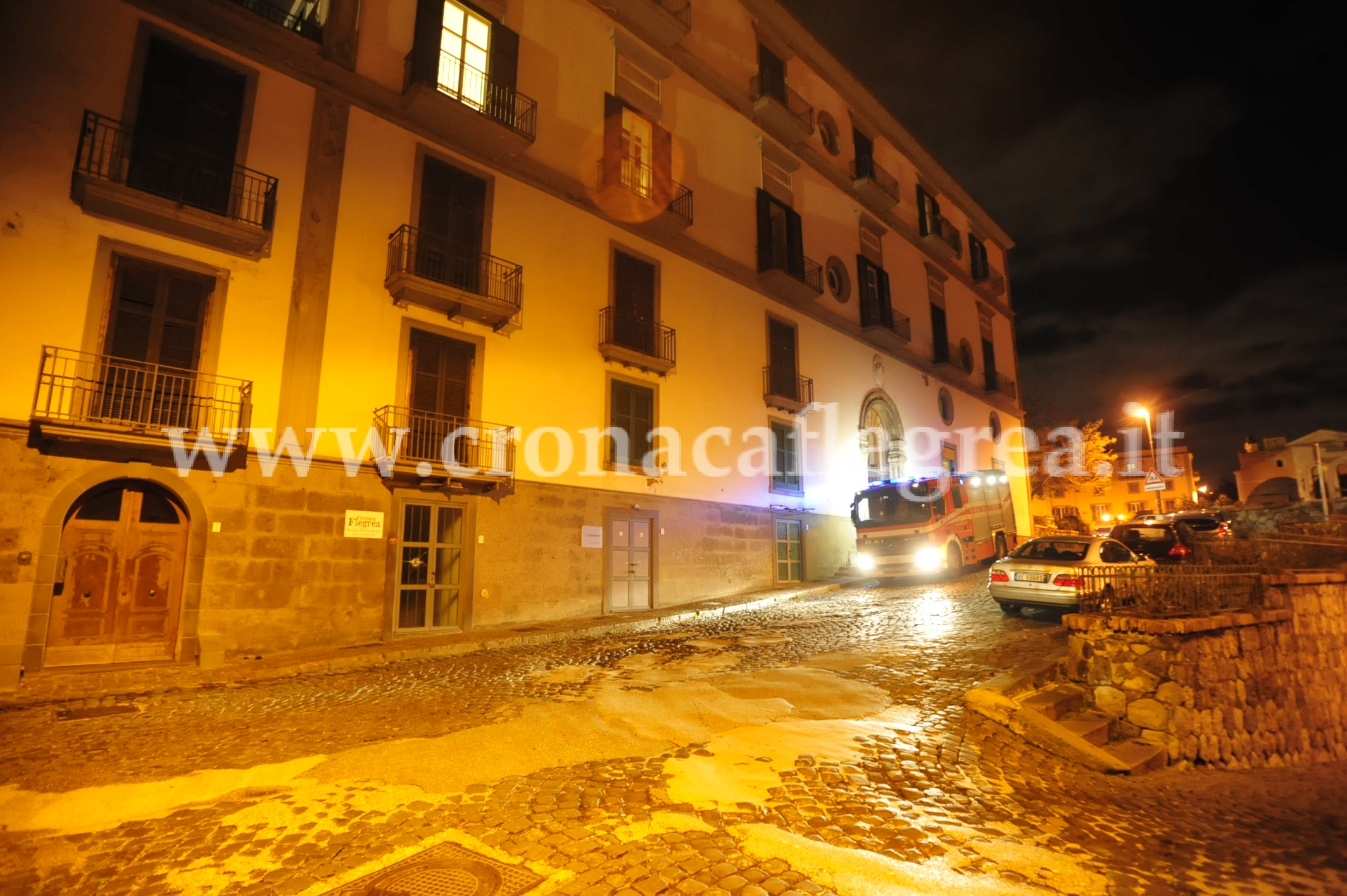 POZZUOLI/ Lavatrice in fiamme, paura nel centro storico