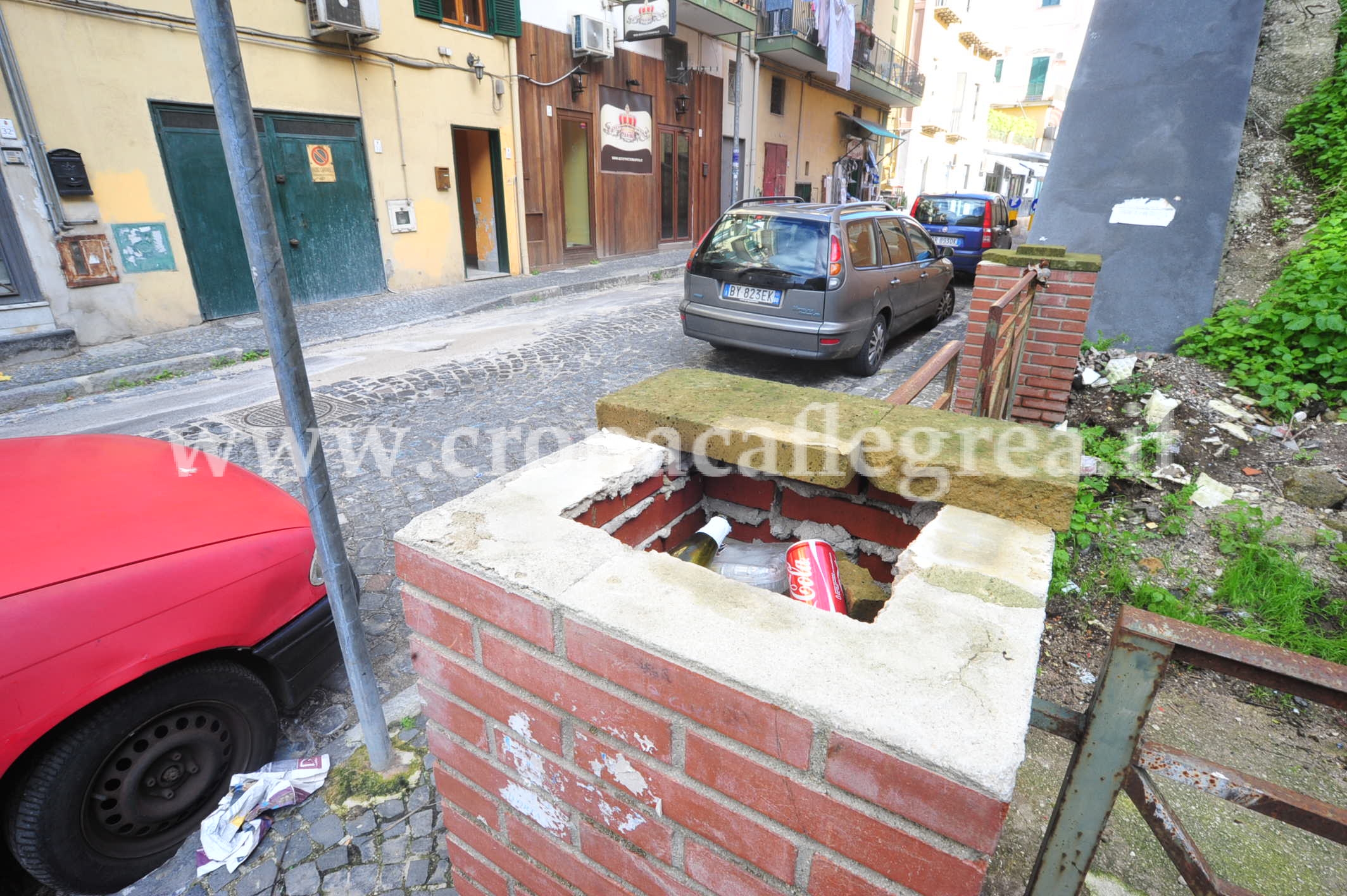FOTONOTIZIA/ Pozzuoli diventa sempre più “Smart City”, ecco il muro con il cestino integrato