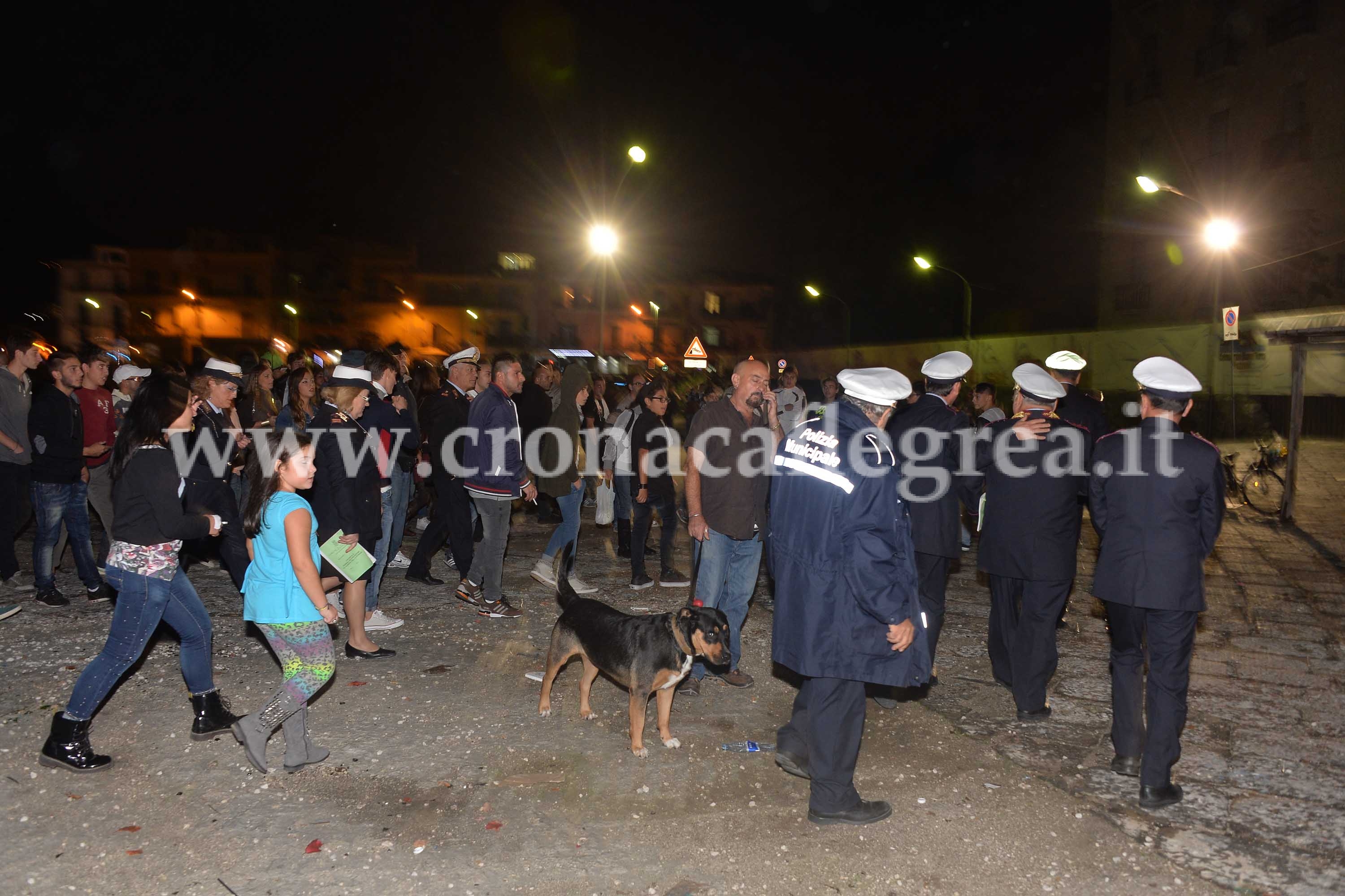 POZZUOLI/ Agenti fermano clochard molestatore, scoppia la rivolta – LE FOTO