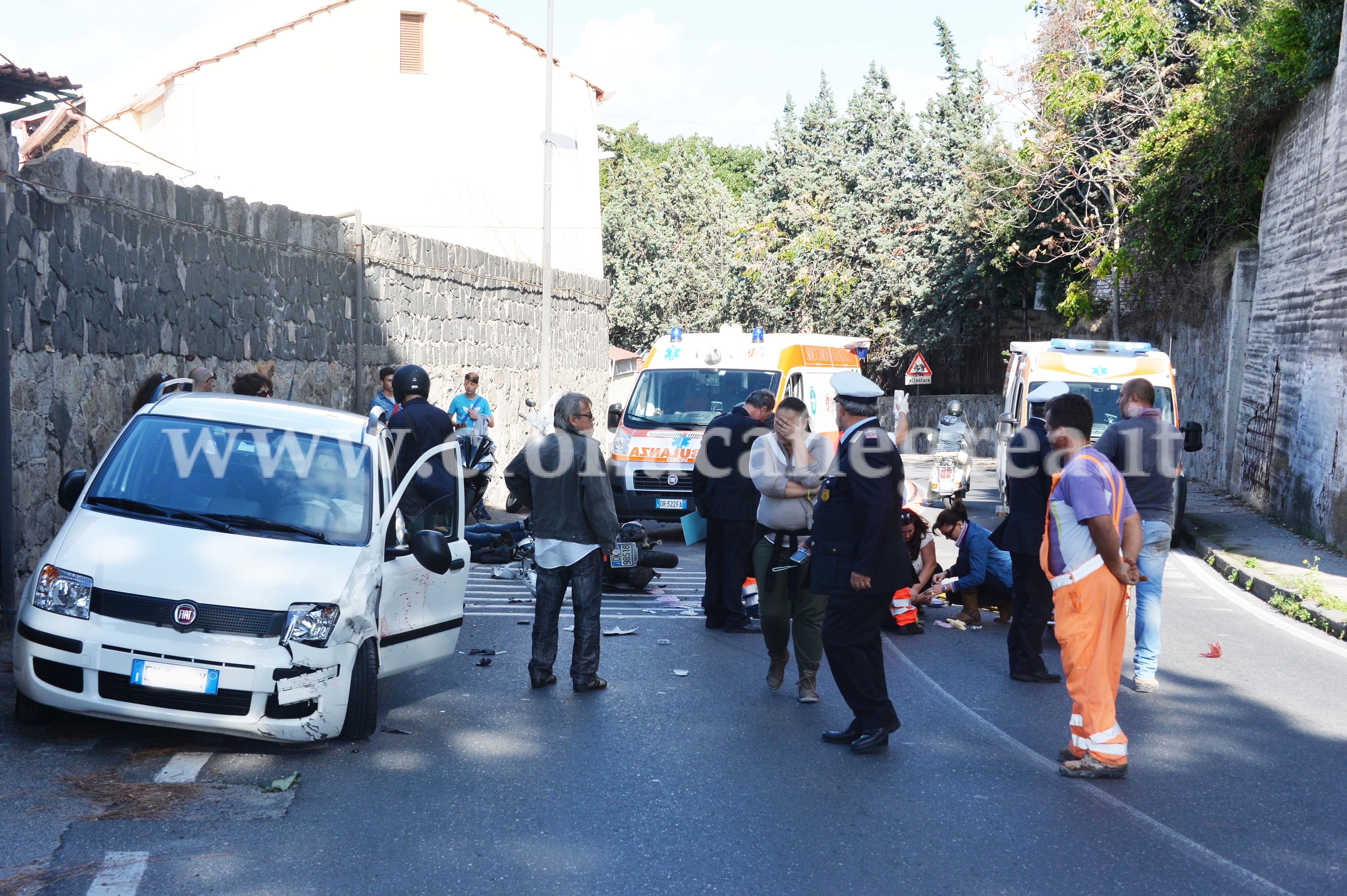 POZZUOLI/ Schianto all’uscita di scuola: feriti tre studenti – LE FOTO