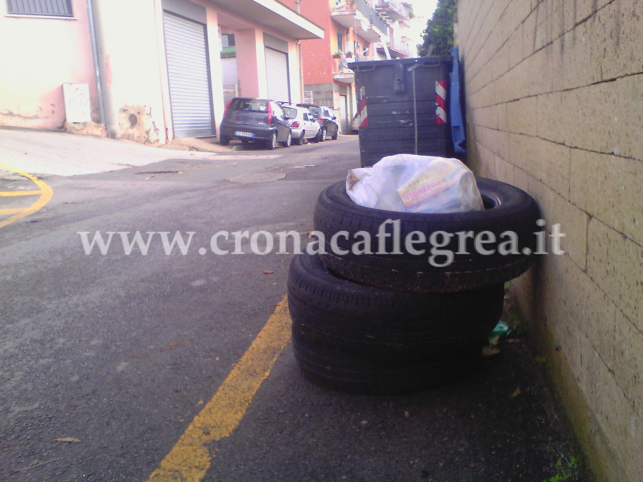 FOTONOTIZIA/ Pozzuoli, pneumatici abbandonati in via Luciano