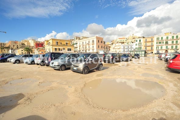 LO SCEMPIO/ Pozzuoli, il “parcheggio-voragine” resta aperto fino al 2014 – LE FOTO