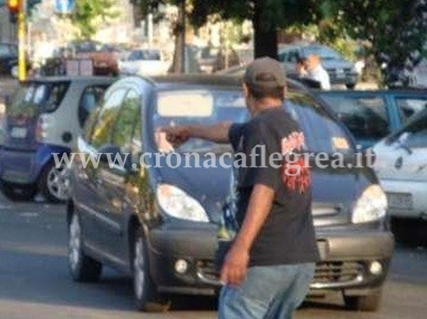 Si finge parcheggiatore e ruba l’auto a piazza Municipio, arrestato