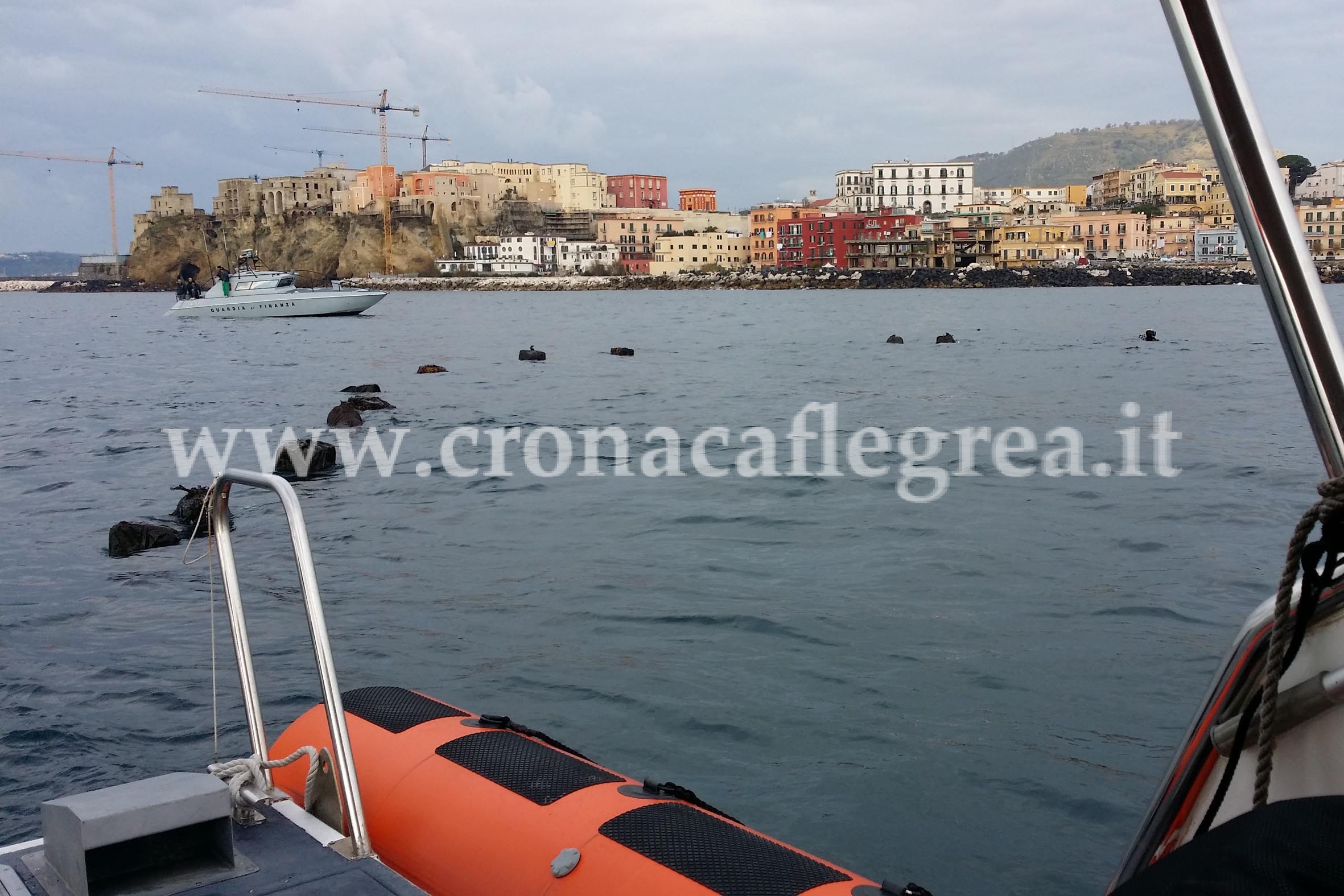 POZZUOLI/ Maxi sequestro di cozze al largo del Rione Terra – LE FOTO