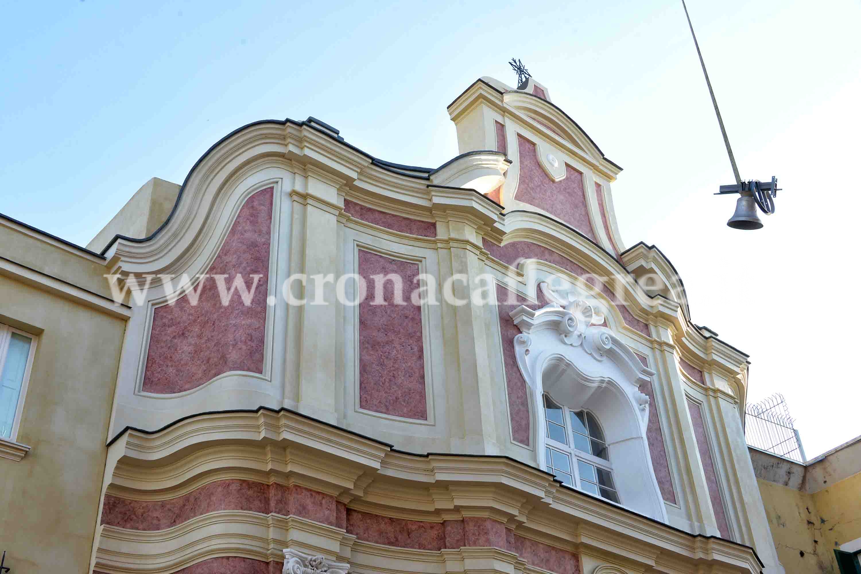 POZZUOLI/ Gru e sollevatori per riportare le campane sul tetto della Chiesa di San Raffaele – LE FOTO ESCLUSIVE