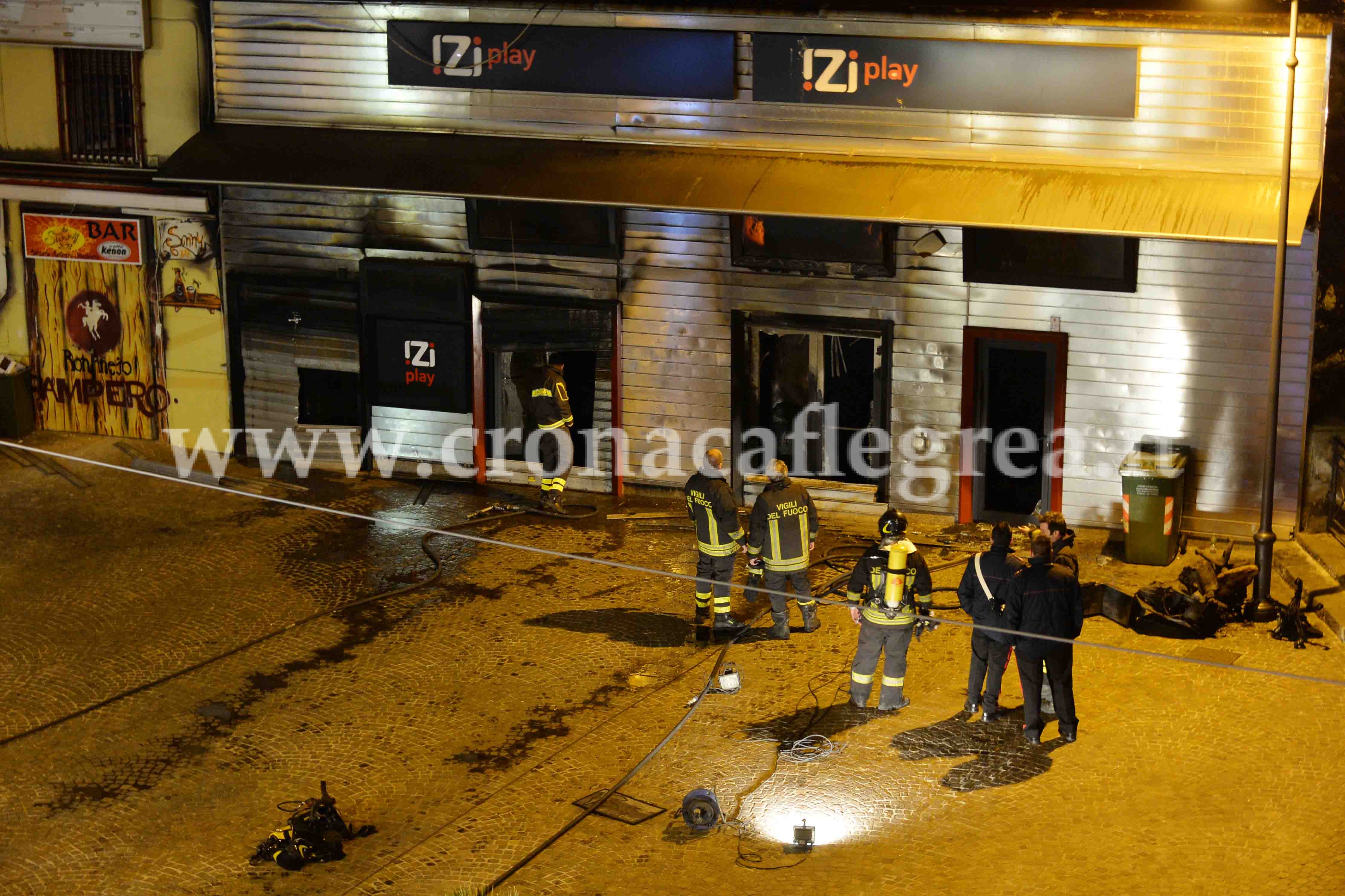 POZZUOLI/ Fiamme distruggono centro scommesse – LE FOTO