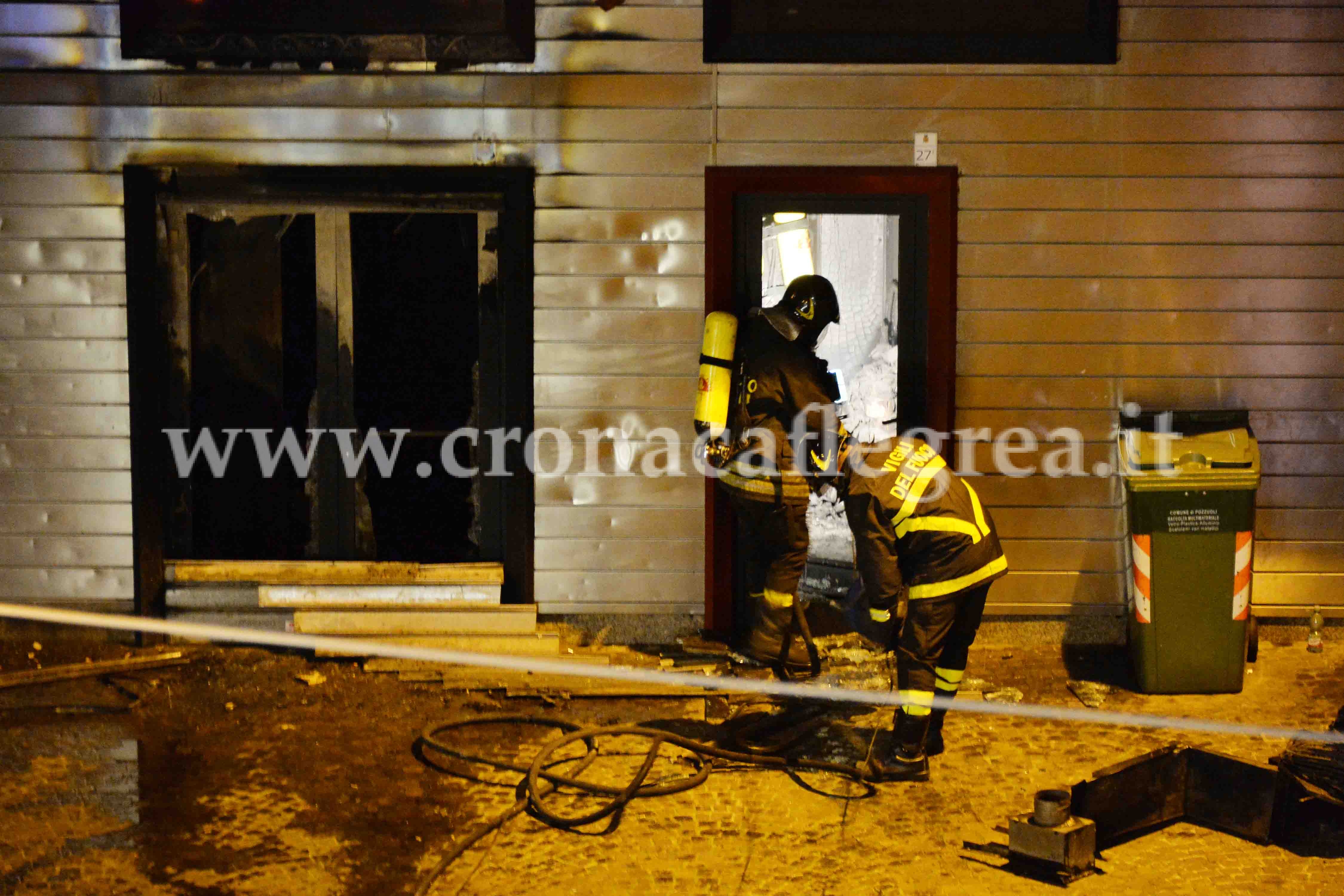 POZZUOLI/ Il video dell’incendio che ha distrutto il centro scommesse – GUARDA