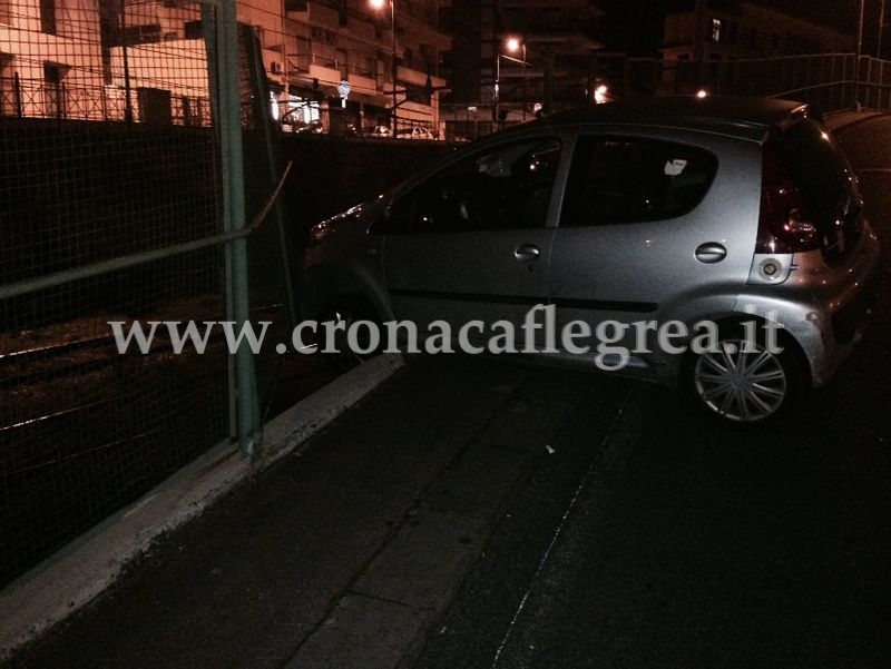 POZZUOLI/ Non tira il freno a mano, auto sfonda barriera del ponte della Cumana