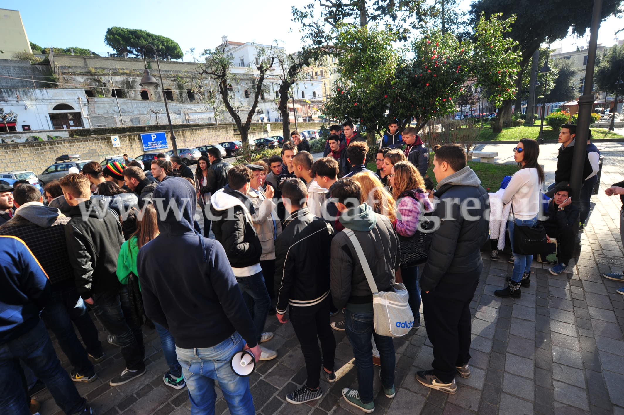 POZZUOLI/ Protestano gli studenti, città paralizzata – LE FOTO