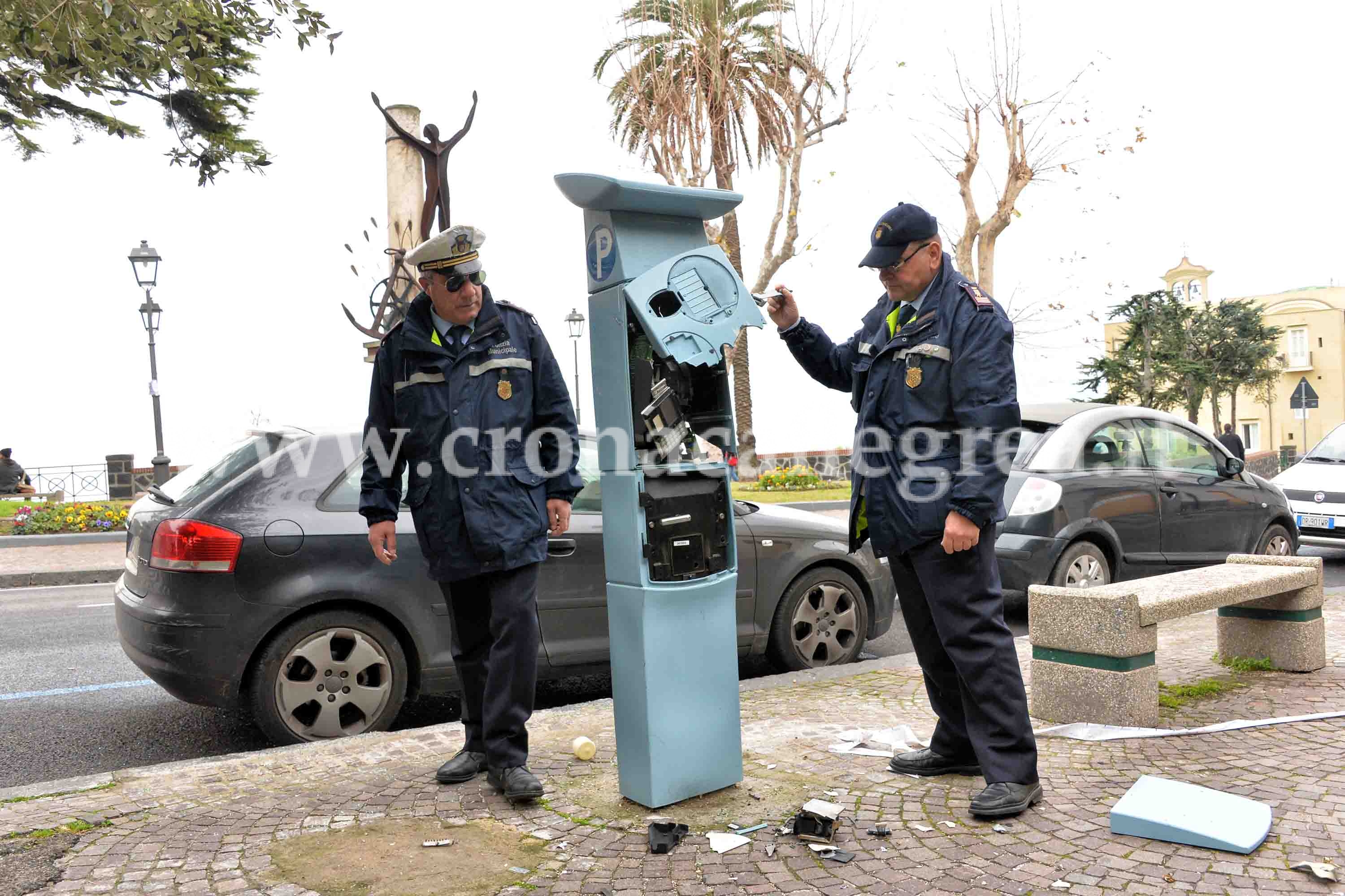 POZZUOLI/ Scassinato e distrutto il parchimetro, salva la cassa con i soldi – LE FOTO