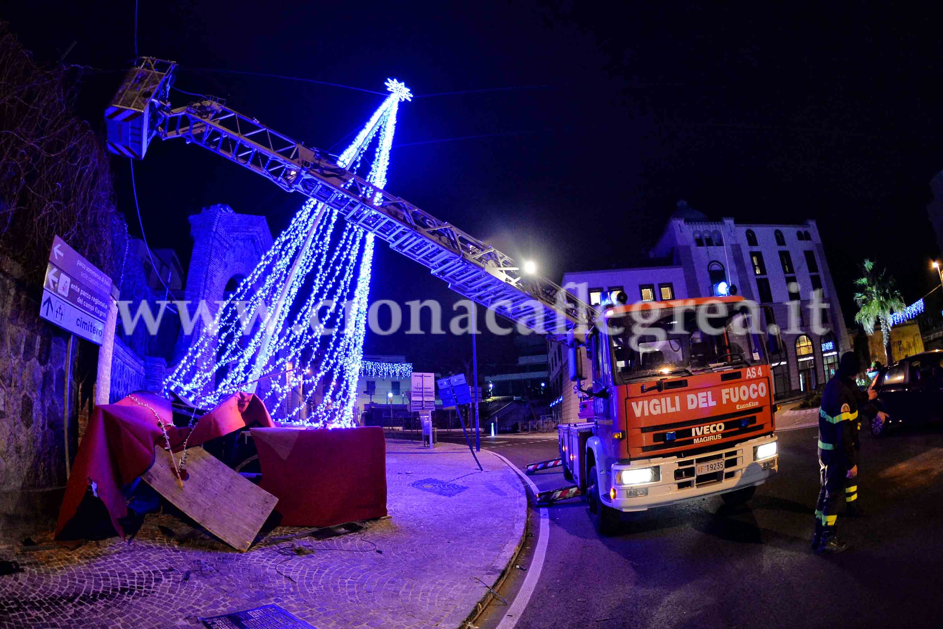 POZZUOLI/ Auto “killer” travolge albero di Natale – LE FOTO