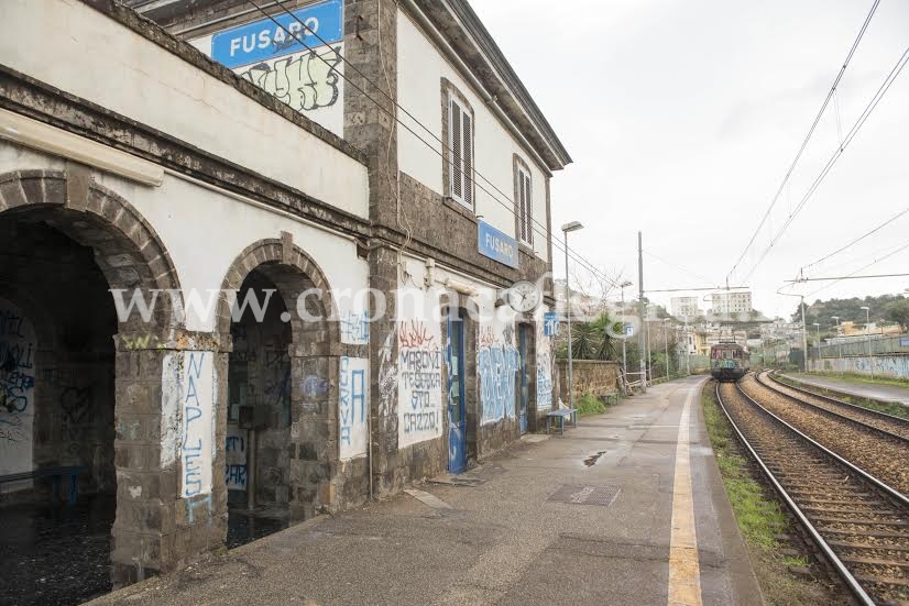 BACOLI/ Odissea Cumana: passeggero “intrappolato” nella stazione di Fusaro