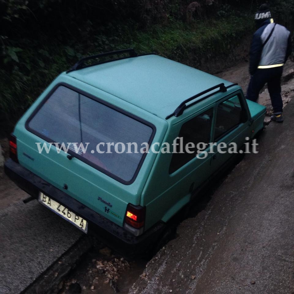 POZZUOLI/ Sprofonda la strada, auto resta incastrata