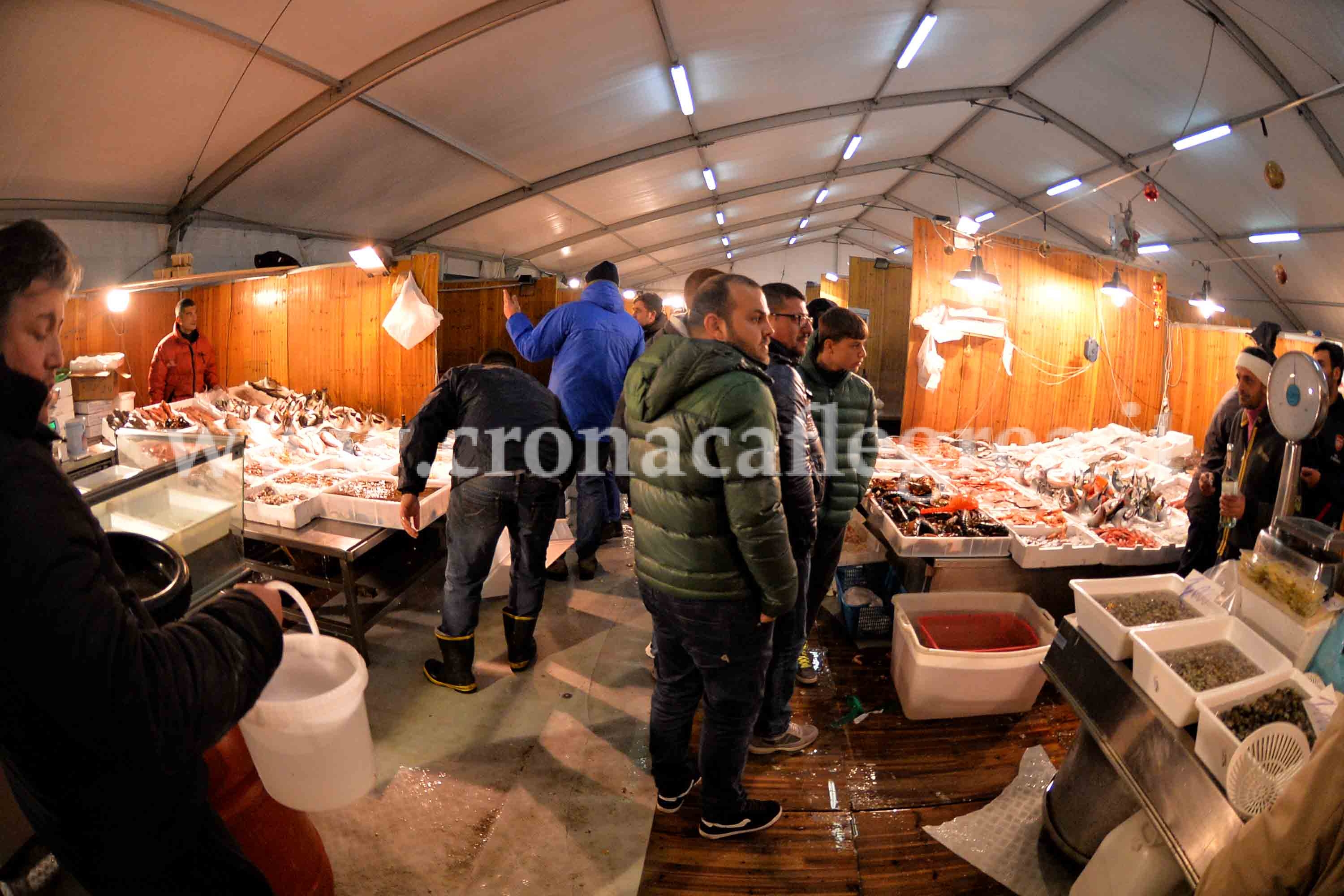 Natale al mercato “provvisorio” di Pozzuoli – LE FOTO