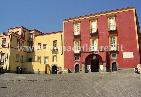 POZZUOLI/ Tanica di benzina lasciata all’ingresso del Rione Terra: indaga la Polizia