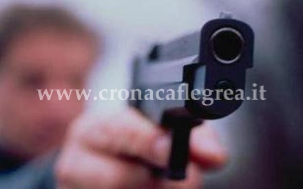 Fotografa la pistola con la quale ha fatto la rapina, 16enne arrestato