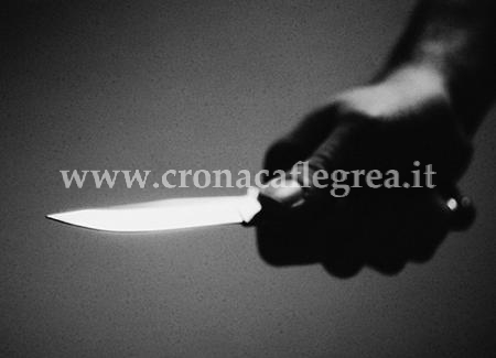 Panico a Fuorigrotta, donna minaccia con un coltello studenti, arrestata