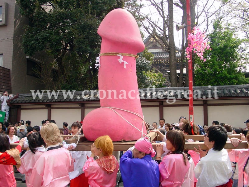CURIOSITA’ DAL MONDO/ Festa in Giappone, per strada si venera un pene gigante