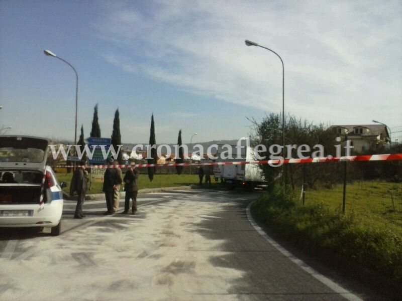 QUARTO/ Camion inonda di olio la strada chiuso il tunnel Corvara