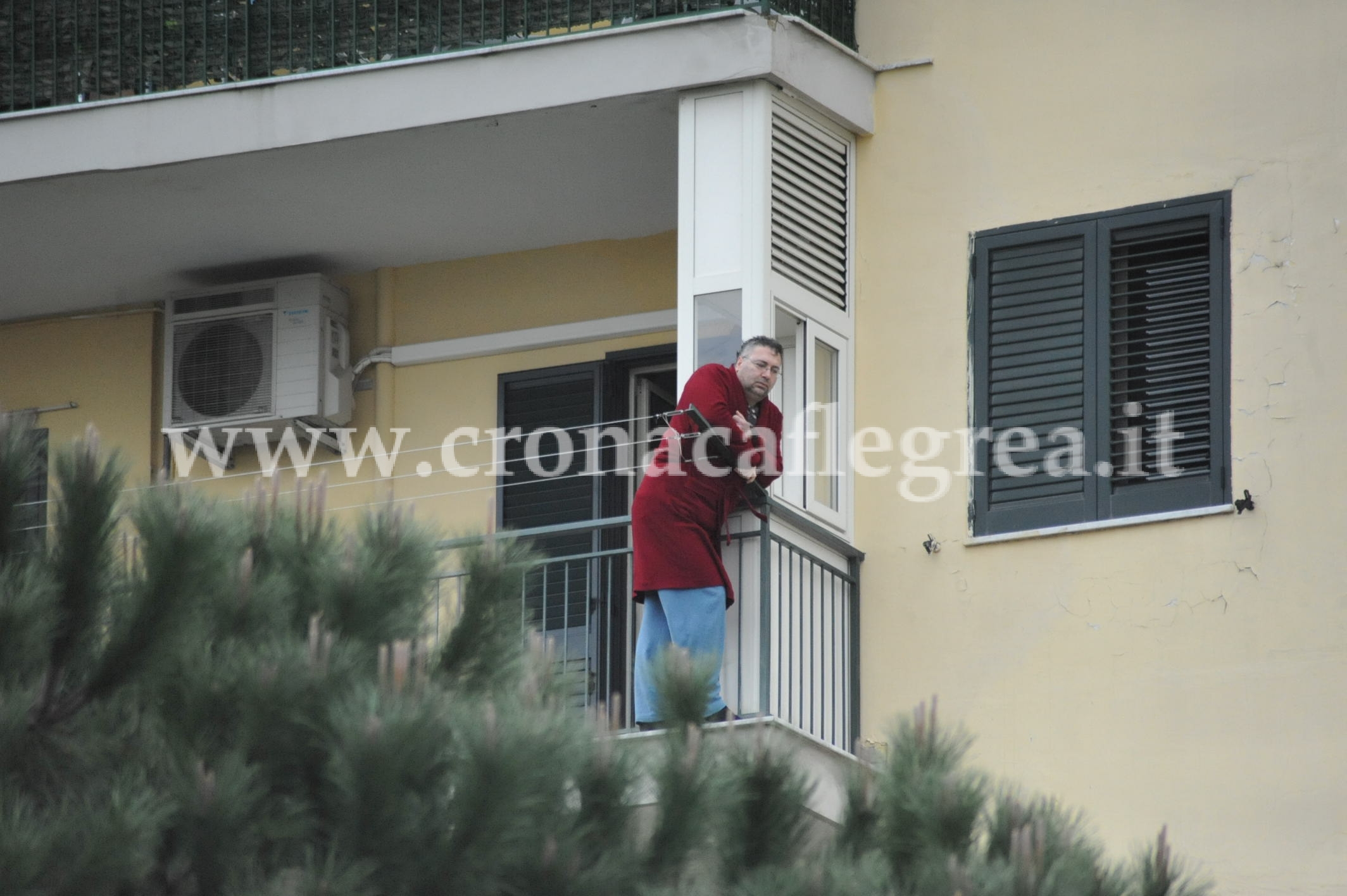 POZZUOLI/ Uomo sul cornicione minaccia di lanciarsi dal quarto piano – LE FOTO