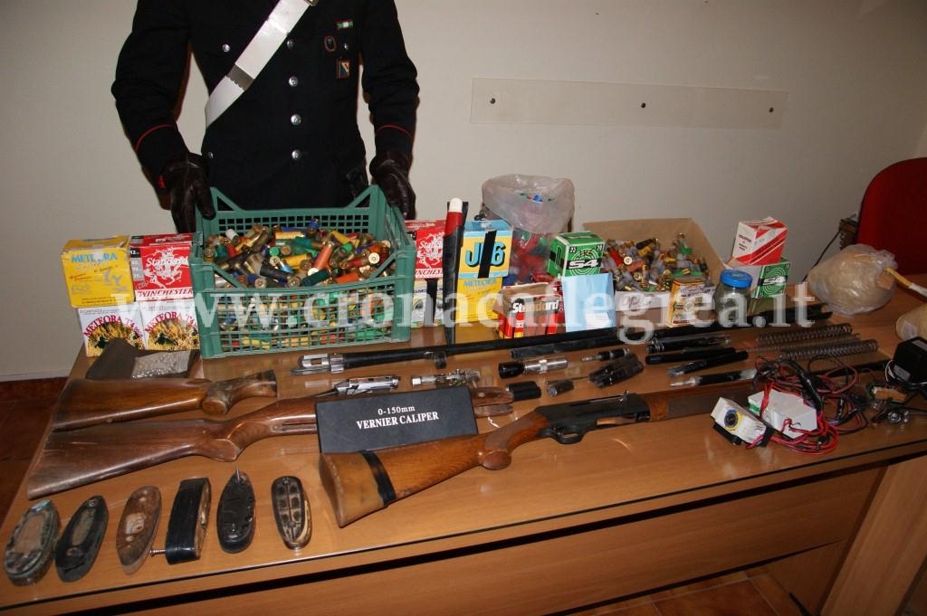 Aveva fucili, bombe e 100 munizioni: arrestato un uomo a Ischia – LE FOTO