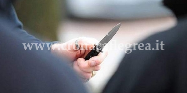Il rapinatore ha minacciato e rapinato i due studenti con un coltello