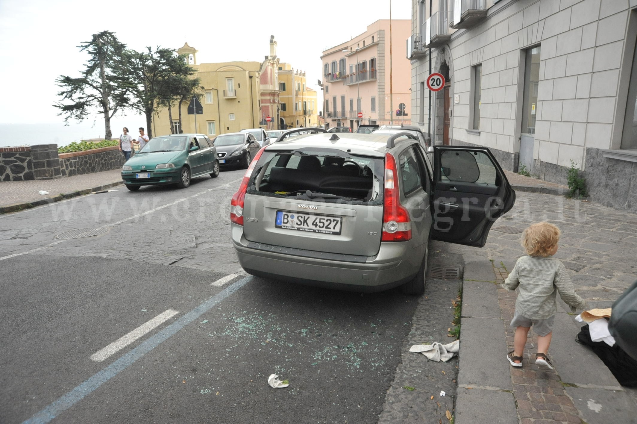 POZZUOLI/ Turisti tedeschi escono dal ristorante e trovano l’auto vandalizzata – LE FOTO