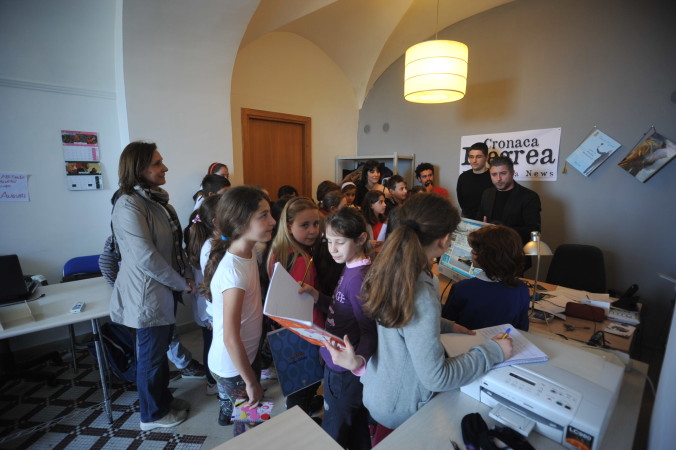 La visita dei piccoli studenti al giornale "Cronaca Flegrea"
