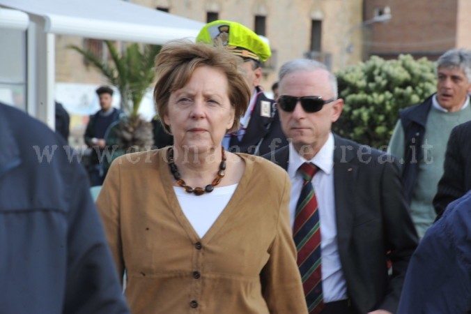Angela Merkel mentre passeggia sul porto di Pozzuoli