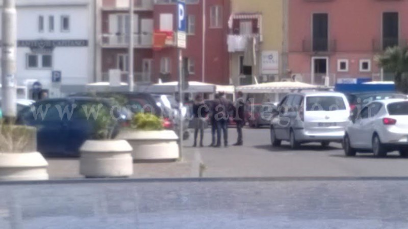 Un parcheggiatore abusivo mentre chiede soldi a Largo Emporio