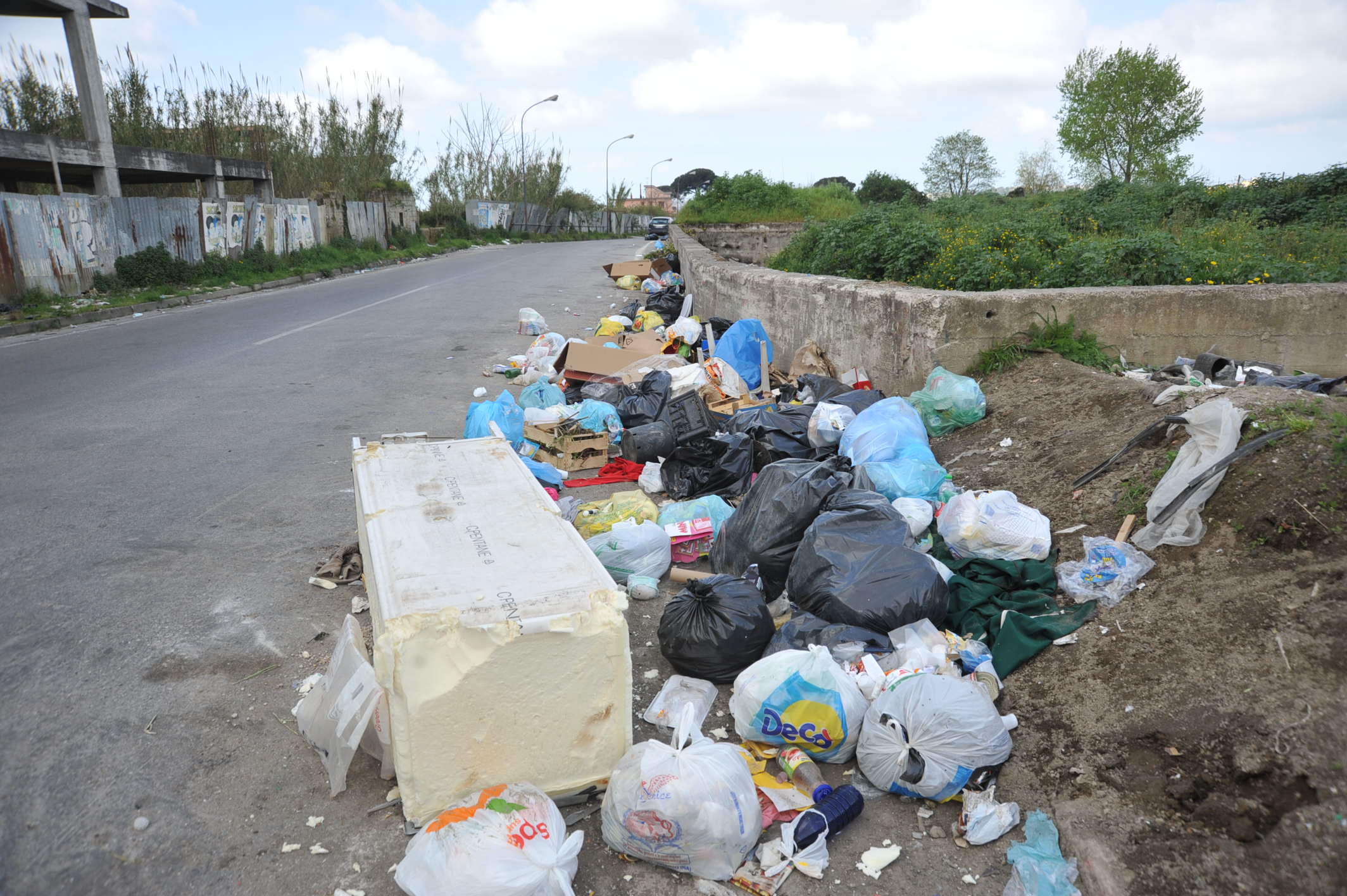 QUARTO/ Periferie ancora sotto assedio dei rifiuti – LE FOTO
