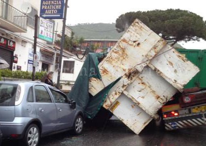 POZZUOLI/ Camion perde rimorchio e schiaccia auto