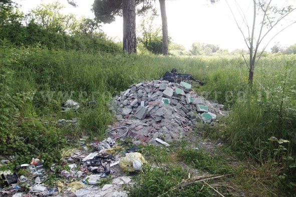 POZZUOLI/ Dopo oltre 2 mesi restano i rifiuti nella “discarica della vergogna” – LE FOTO