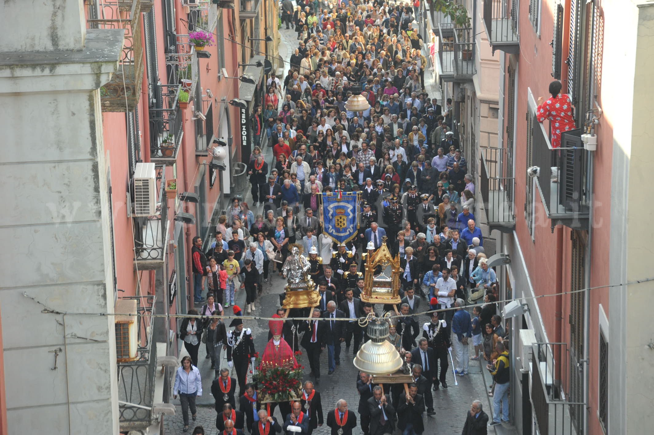 RIONE TERRA/ La solenne processione con i Santi Martiri – GUARDA LE FOTO