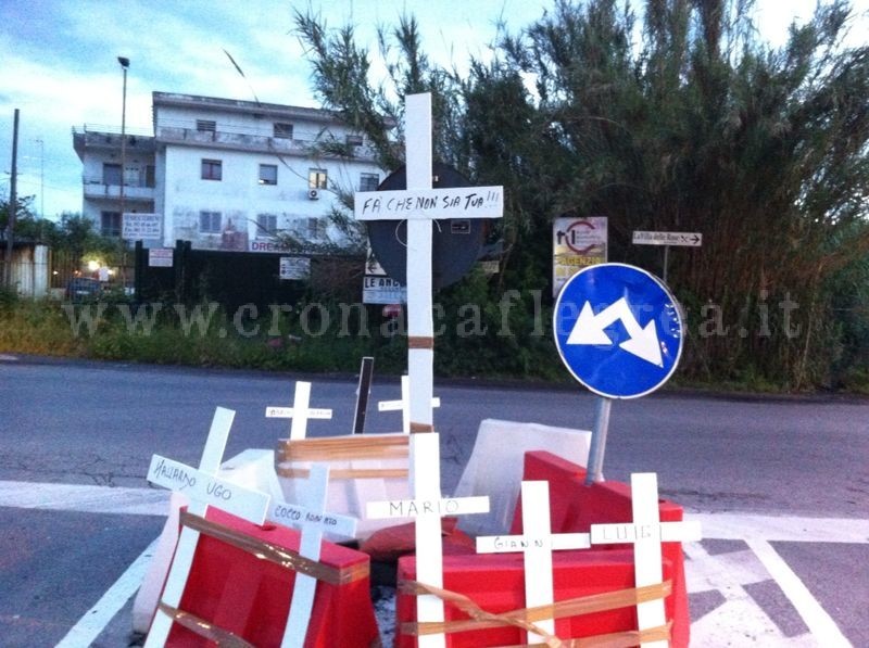 POZZUOLI/ Protesta shock: croci con nomi vittime della strada all’incrocio killer di Licola