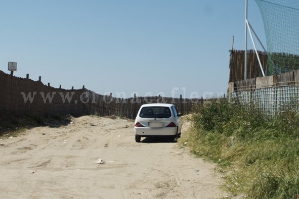 POZZUOLI/ Cavalli e auto sulle dune, a Cuma è ancora scempio ambientale – LE FOTO