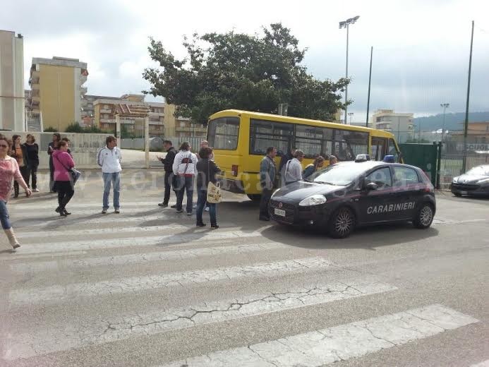 POZZUOLI/ Squarcio nella ruota, genitori bloccano bus in partenza per la gita