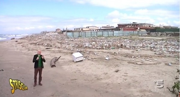 POZZUOLI/ Dopo la denuncia di “Striscia la Notizia” il comune chiede di pulire la spiaggia di Licola