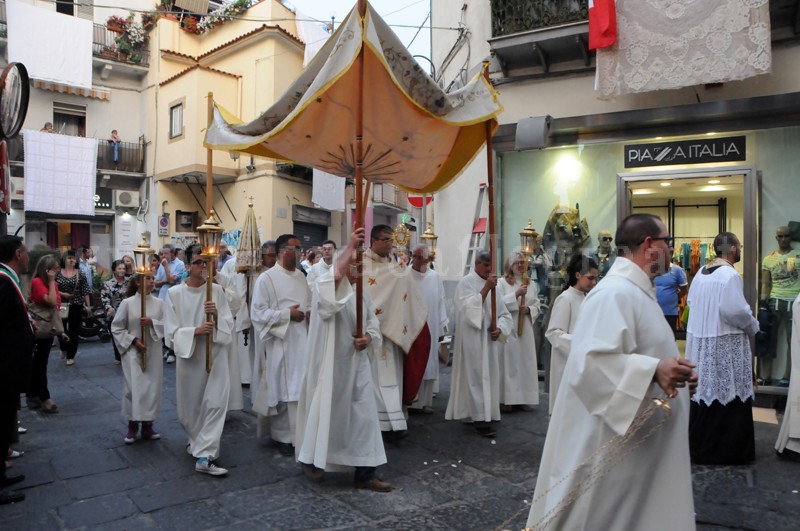 BACOLI/ Si rinnova la tradizione della processione del Corpus Domini – LE FOTO