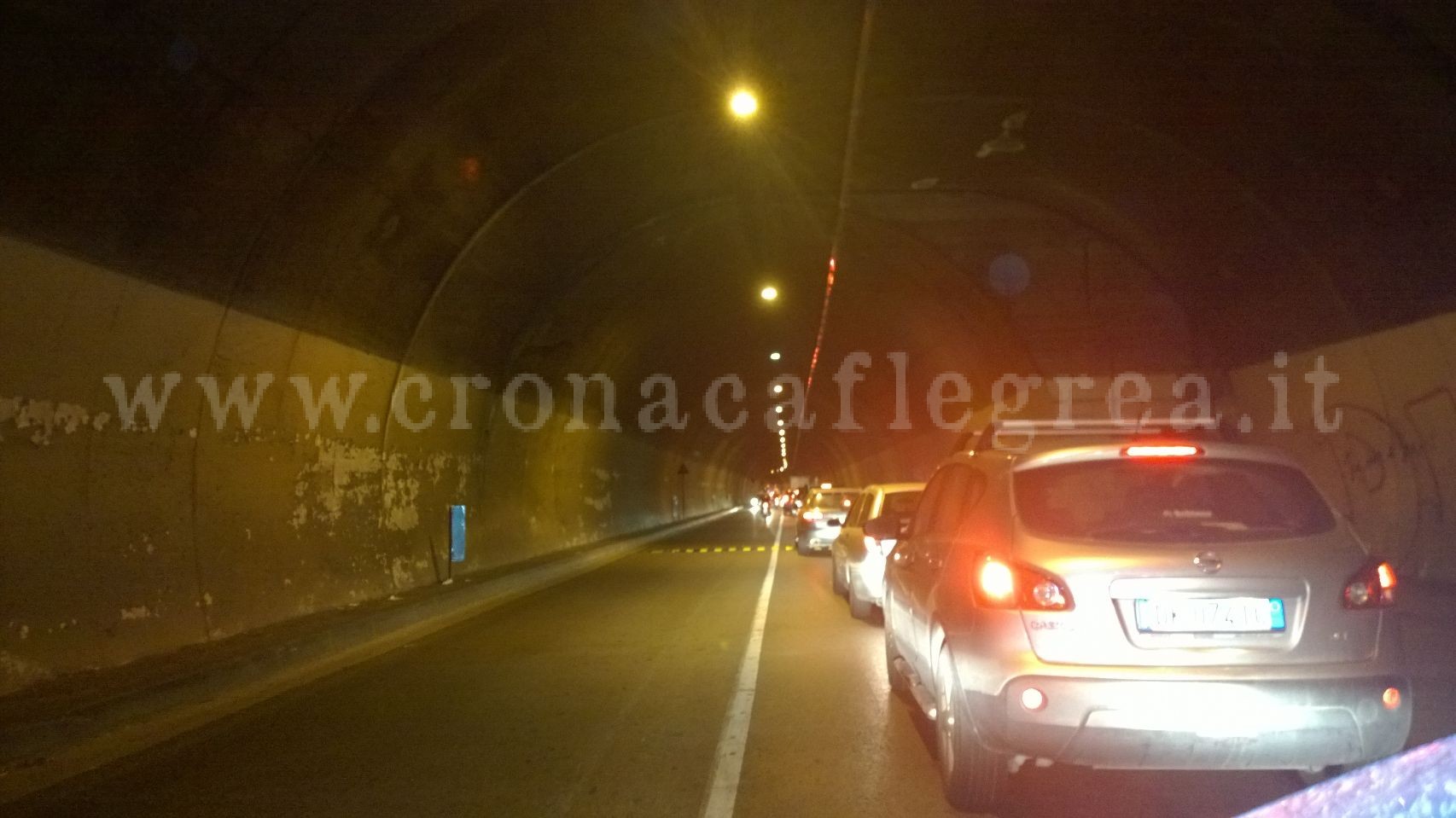 POZZUOLI/ Caos lungo le vie del mare, auto intrappolate nel tunnel di Lucrino – LE FOTO