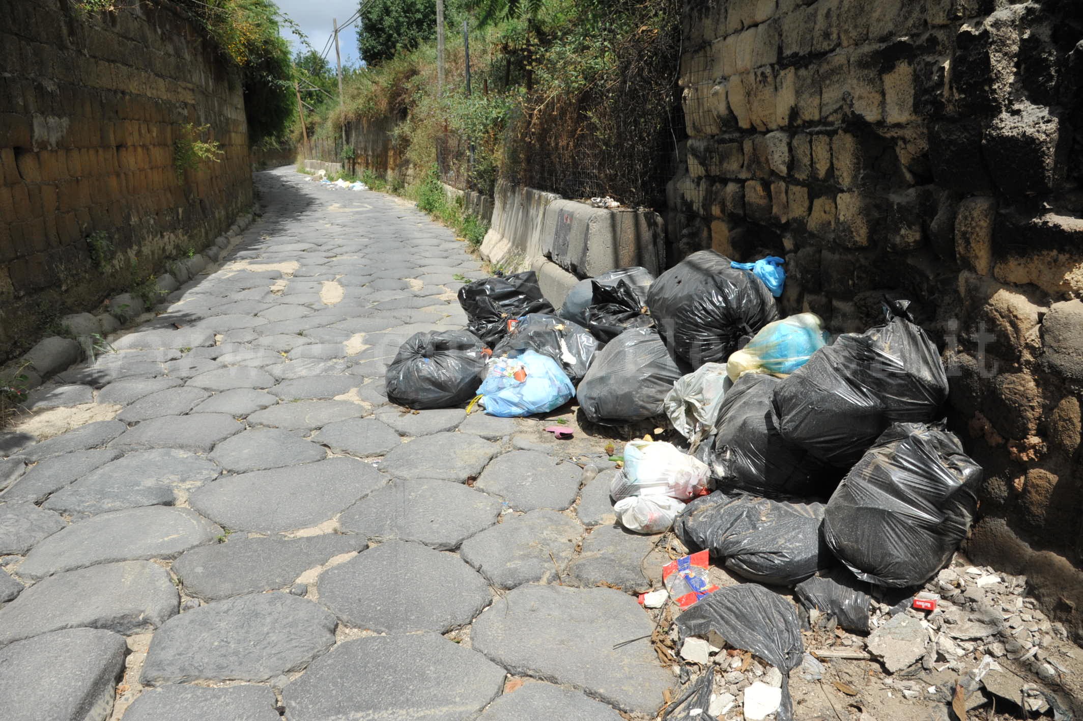 LO SCANDALO/ Dai romani ai rifiuti, la triste parabola di via Consolare Campana – LE FOTO