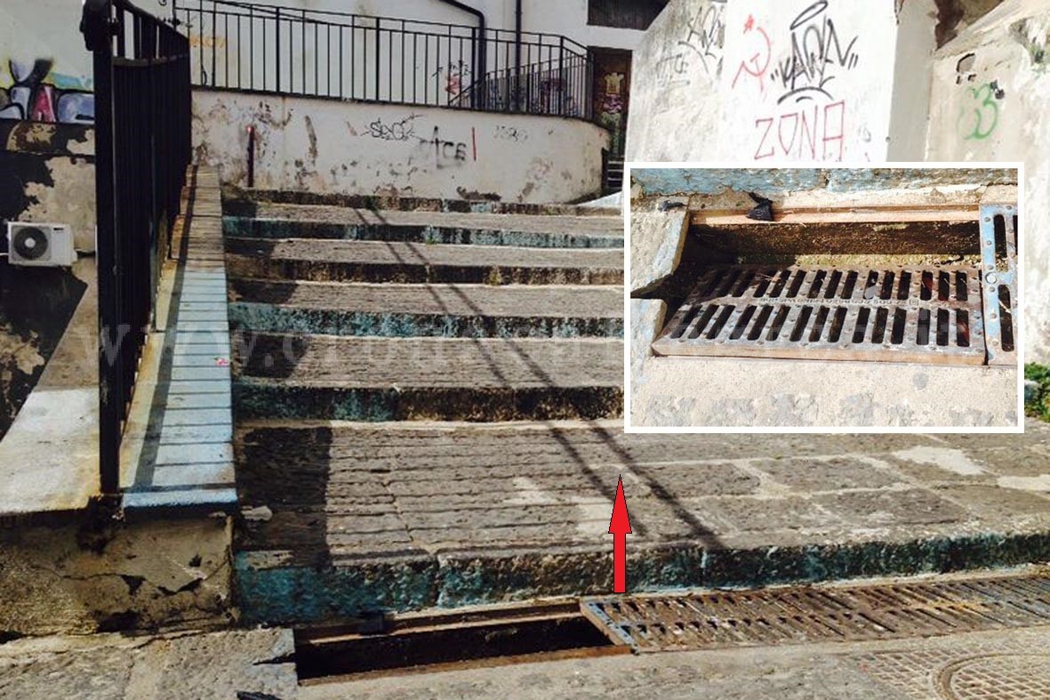 FOTONOTIZIA/ Scendi le scale e cadi nel buco, pericolo sul pendio San Giuseppe
