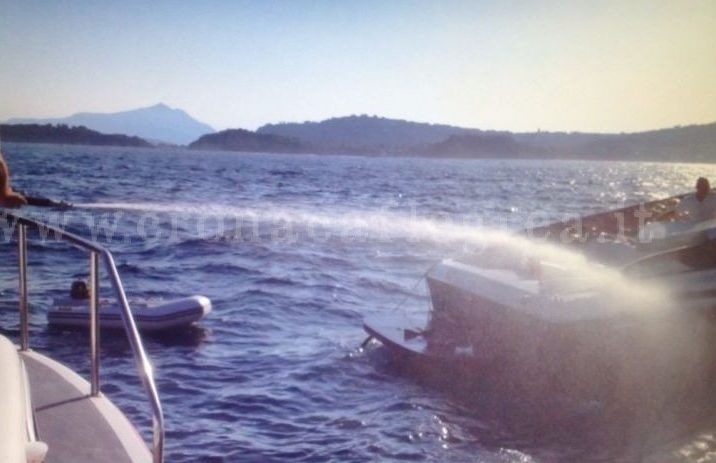 BACOLI/ Barca in fiamme a Capo Miseno, in 5 salvati dalla Guardia Costiera